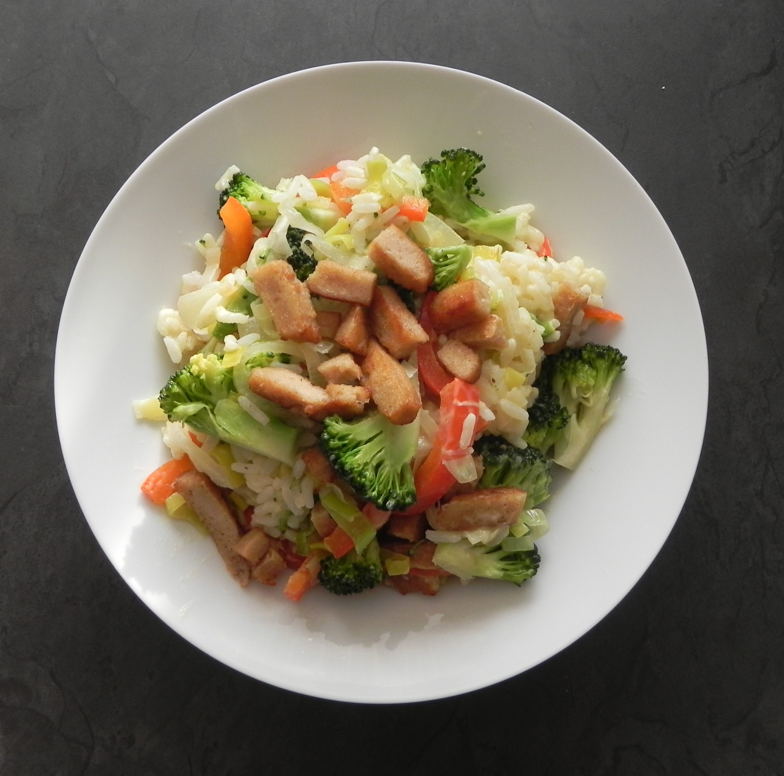 Veggie wokreepjes van Boni + recept met rijst, wokgroenten en currysaus.